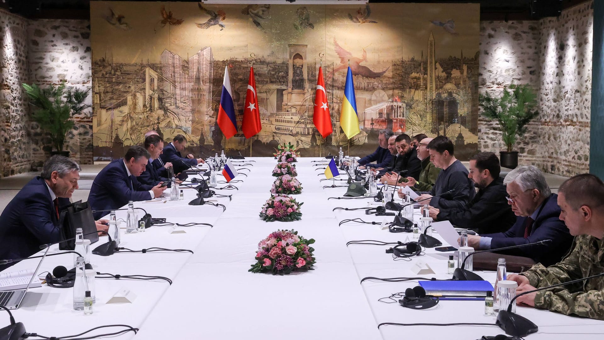 Delegationen aus Russland und der Ukraine verhandelten 2022 auf Vermittlung der Türkei.