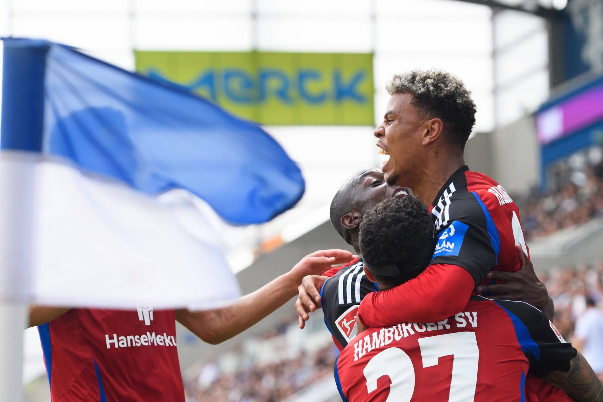 HSV-Spieler beim Torjubel beim Spiel gegen Darmstadt (Archivfoto): Der Aufstieg scheint zum Greifen nah.