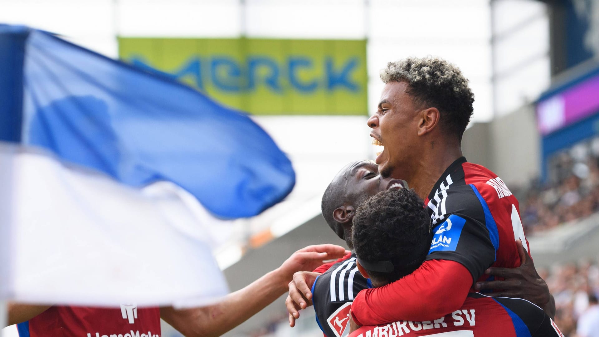 HSV-Spieler beim Torjubel beim Spiel gegen Darmstadt (Archivfoto): Der Aufstieg scheint zum Greifen nah.