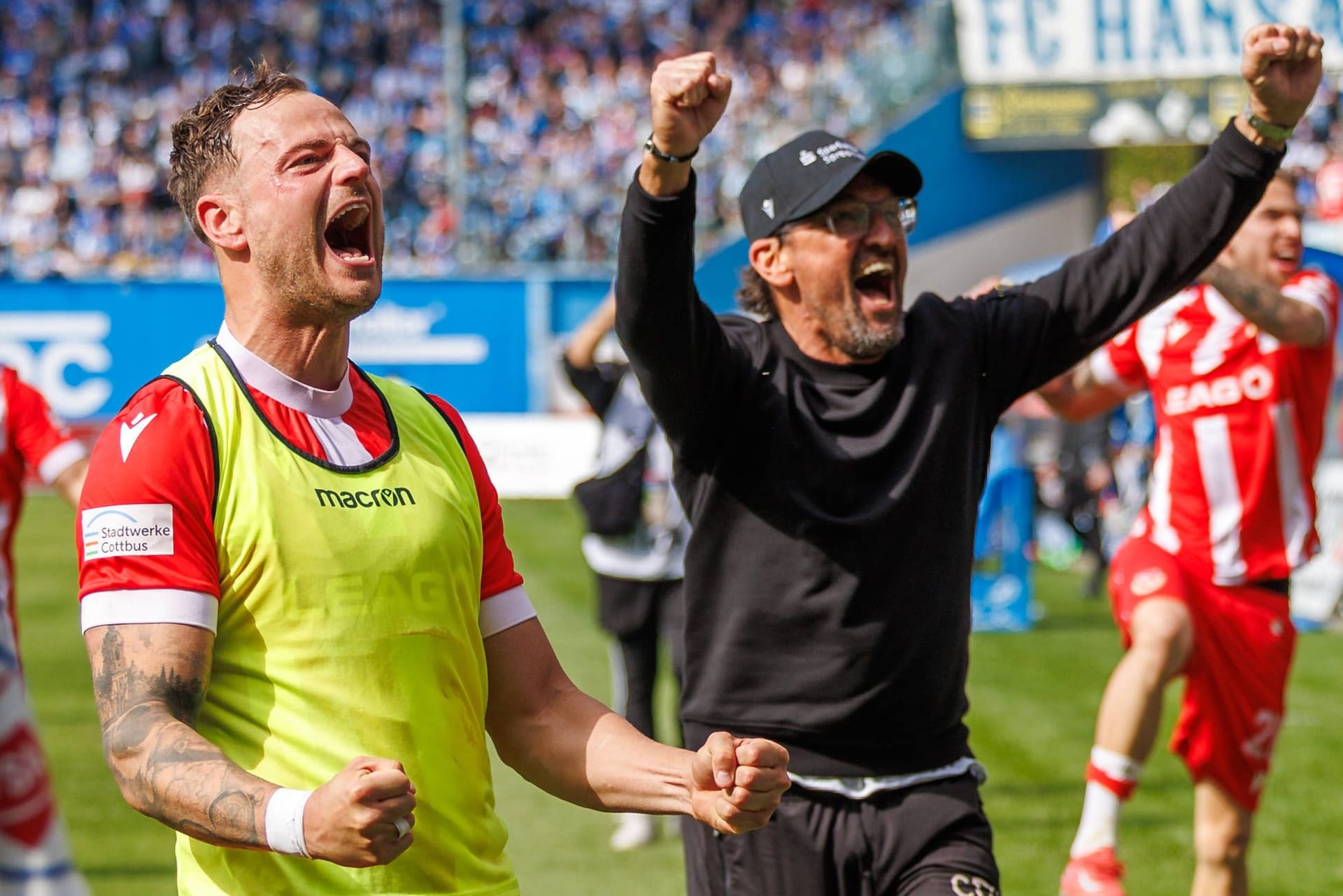 Timmy Thiele (l.) und Trainer Pele Wollitz: Energie Cottbus hofft auf den Aufstieg.