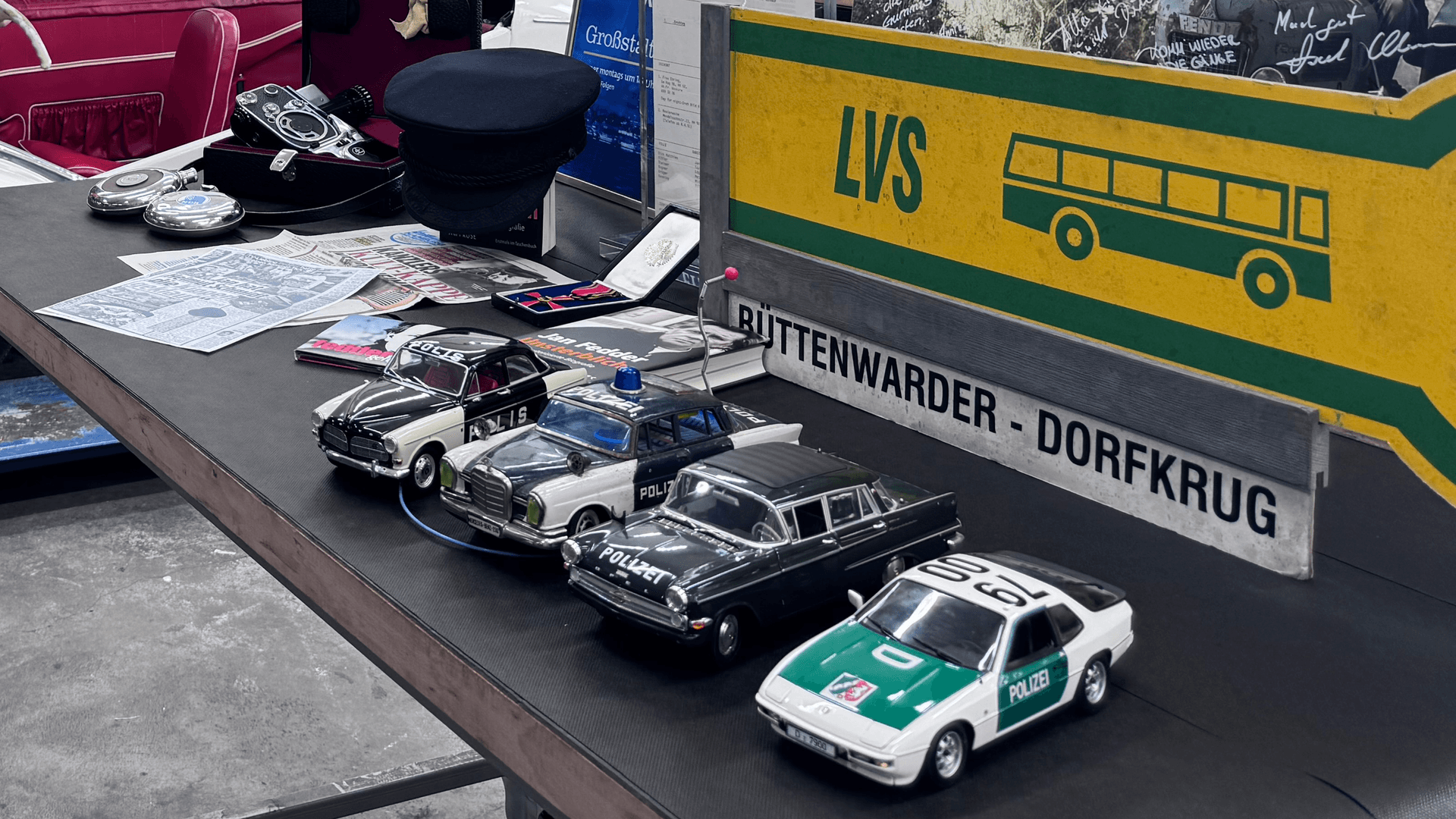 Modellautos, Auszeichnungen und das "Büttenwarder"-Schild: Die Stücke erinnern teilweise an Jan Fedders TV-Rollen.