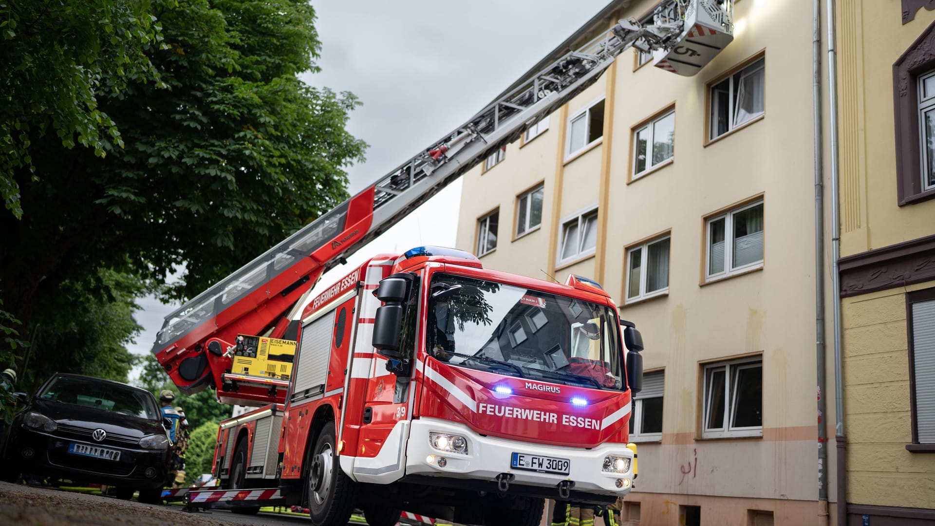 Die Feuerwehr musste am Dienstag zu einem Kellerbrand im Stadtteil Bochold ausrücken: Hier waren die Einsatzkräfte rund eine Stunde beschäftigt. Die Feuerwehr musste am Dienstag zu einem Kellerbrand im Stadtteil Bochold ausrücken: Hier waren die Einsatzkräfte rund eine Stunde beschäftigt.