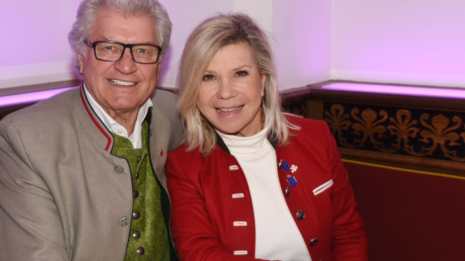 Michael und Marianne Hartl: Die beiden stehen zusammen auf der Bühne. Michael und Marianne Hartl: Die beiden stehen zusammen auf der Bühne.