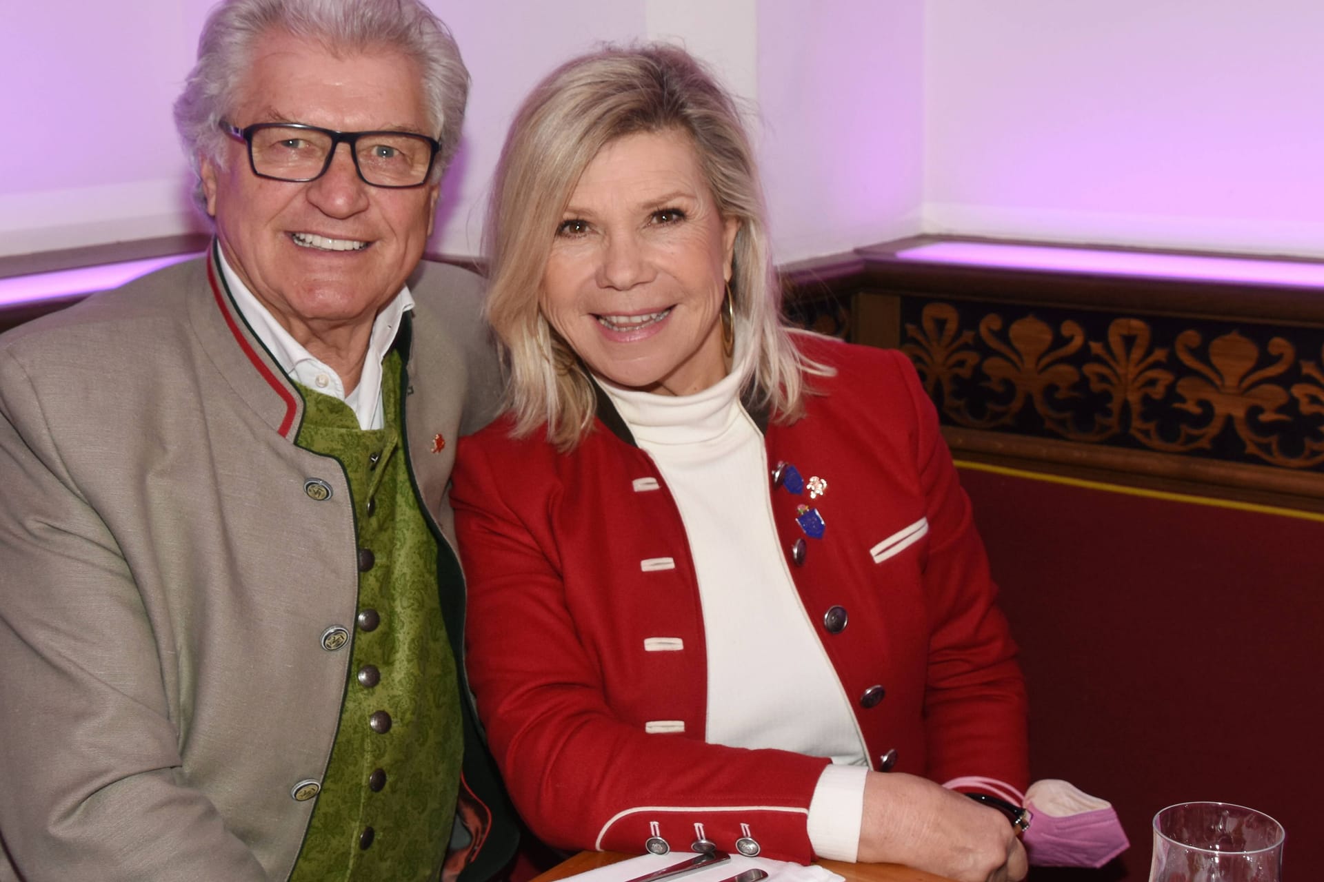Michael und Marianne Hartl: Die beiden stehen zusammen auf der Bühne.