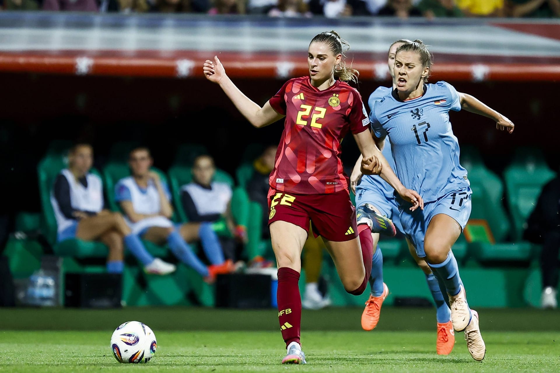 Jule Brand: Die künftige Flügelspielerin Lyons war weniger auffällig als in den vergangenen Partien, schaltete sich in wichtigen Momenten aber entscheidend ein. So steckte sie zum 2:0 auf Schüller durch und leitete das 4:0 ein. Hatte selbst die Chance in der 62. Minute, traf jedoch die falsche Entscheidung und verlor den Ball. Pumpte nach 80 Minuten ordentlich, arbeitete aber auch in der Nachspielzeit gut zurück. Note: 3 Jule Brand: Die künftige Flügelspielerin Lyons war weniger auffällig als in den vergangenen Partien, schaltete sich in wichtigen Momenten aber entscheidend ein. So steckte sie zum 2:0 auf Schüller durch und leitete das 4:0 ein. Hatte selbst die Chance in der 62. Minute, traf jedoch die falsche Entscheidung und verlor den Ball. Pumpte nach 80 Minuten ordentlich, arbeitete aber auch in der Nachspielzeit gut zurück. Note: 3