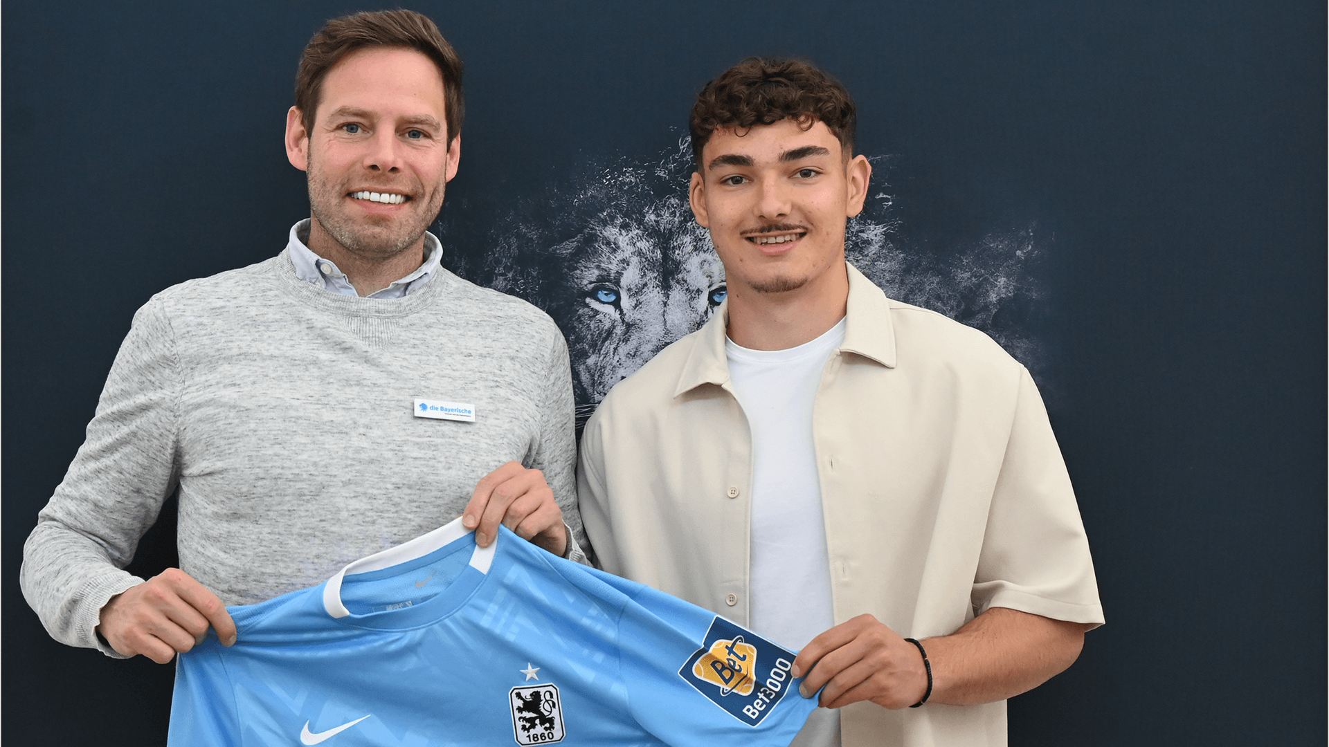 Glücklich über die Vertragsverlängerung: Sport-Geschäftsführer Christian Werner (l.) und Sean Dulic. Glücklich über die Vertragsverlängerung: Sport-Geschäftsführer Christian Werner (l.) und Sean Dulic.