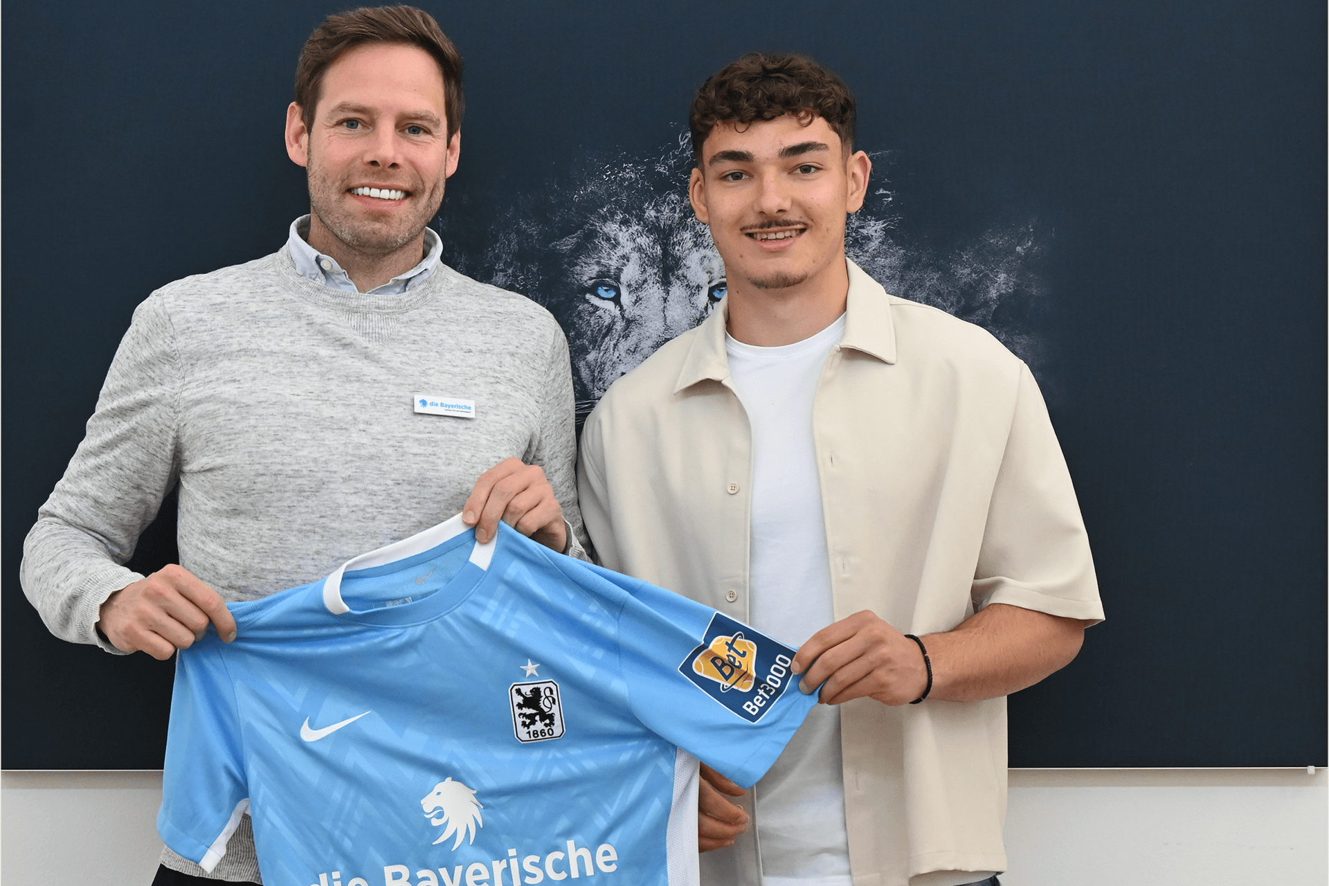 Glücklich über die Vertragsverlängerung: Sport-Geschäftsführer Christian Werner (l.) und Sean Dulic. Glücklich über die Vertragsverlängerung: Sport-Geschäftsführer Christian Werner (l.) und Sean Dulic.