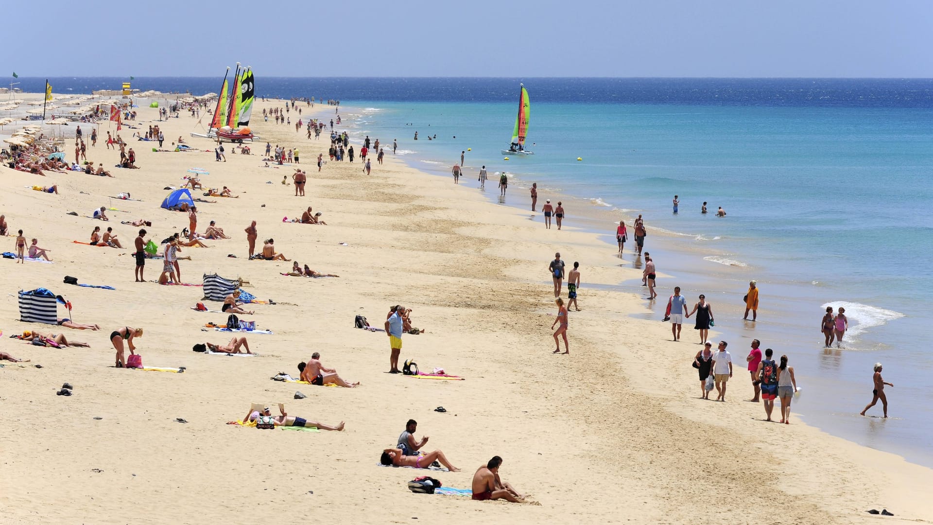 Halbinsel Jandia, Fuerteventura: Urlauber gehen im Mai am Strand spazieren. Halbinsel Jandia, Fuerteventura: Urlauber gehen im Mai am Strand spazieren.