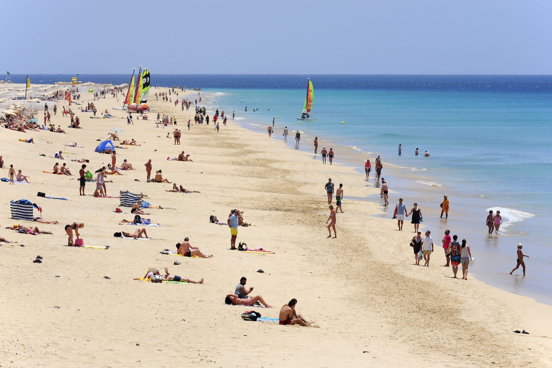 Halbinsel Jandia, Fuerteventura: Urlauber gehen im Mai am Strand spazieren.