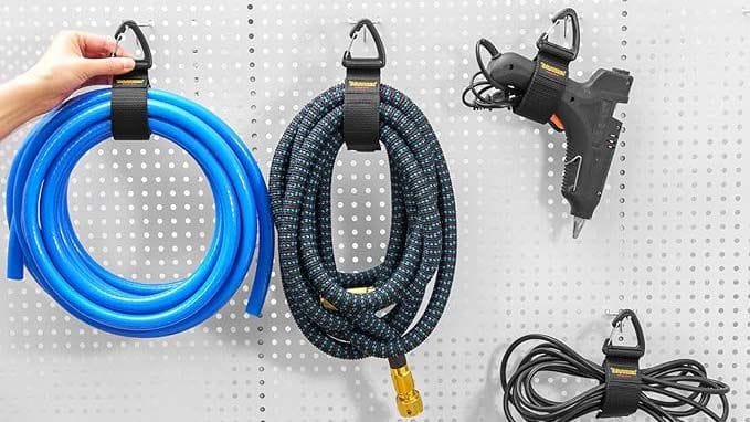 Mit Klettbändern lassen sich Kabel und Schläuche übersichtlich organisieren. Mit Klettbändern lassen sich Kabel und Schläuche übersichtlich organisieren.