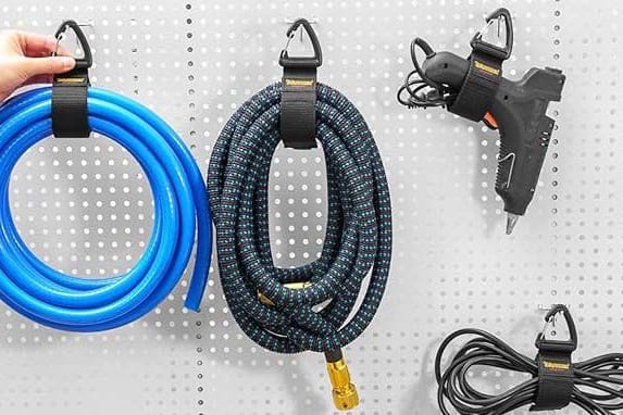 Mit Klettbändern lassen sich Kabel und Schläuche übersichtlich organisieren.