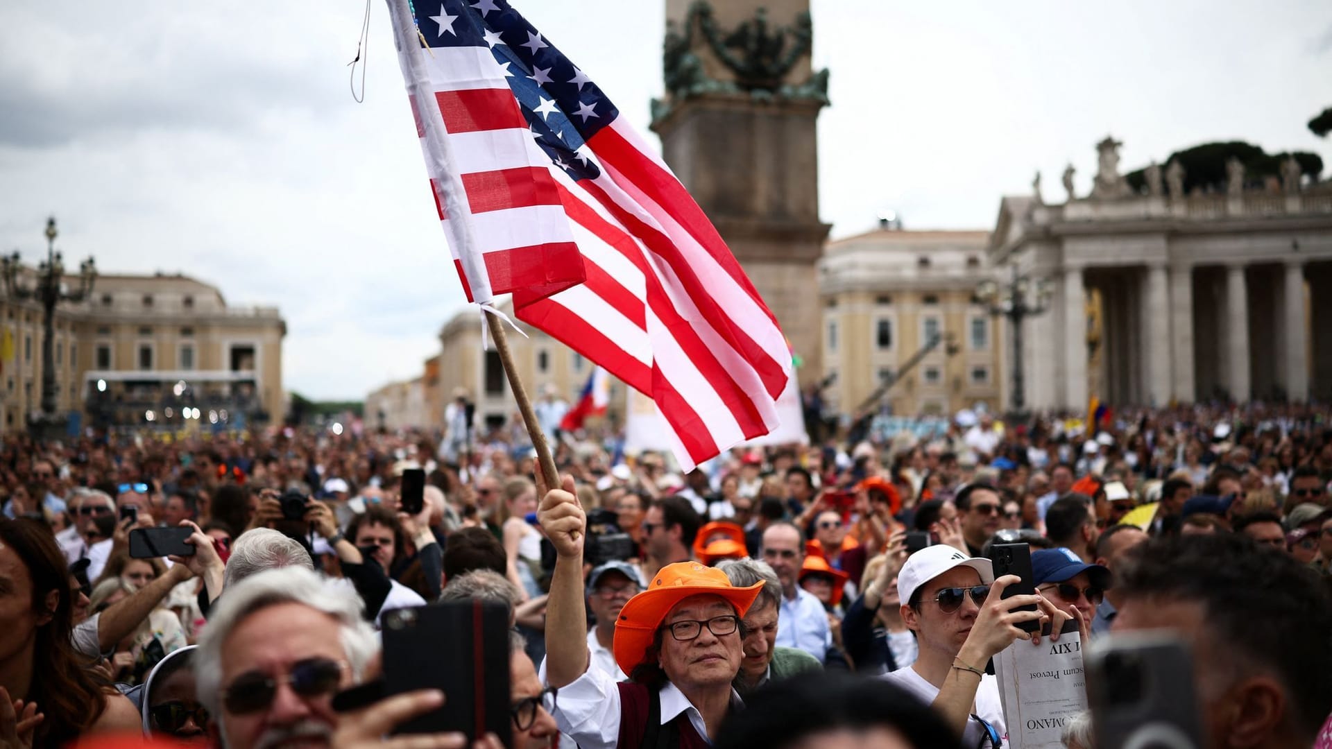 Eine amerikanische Flagge auf dem Petersplatz in Rom: Papst Leo XIV. ist der erste US-Amerikaner auf dem Heiligen Stuhl.
