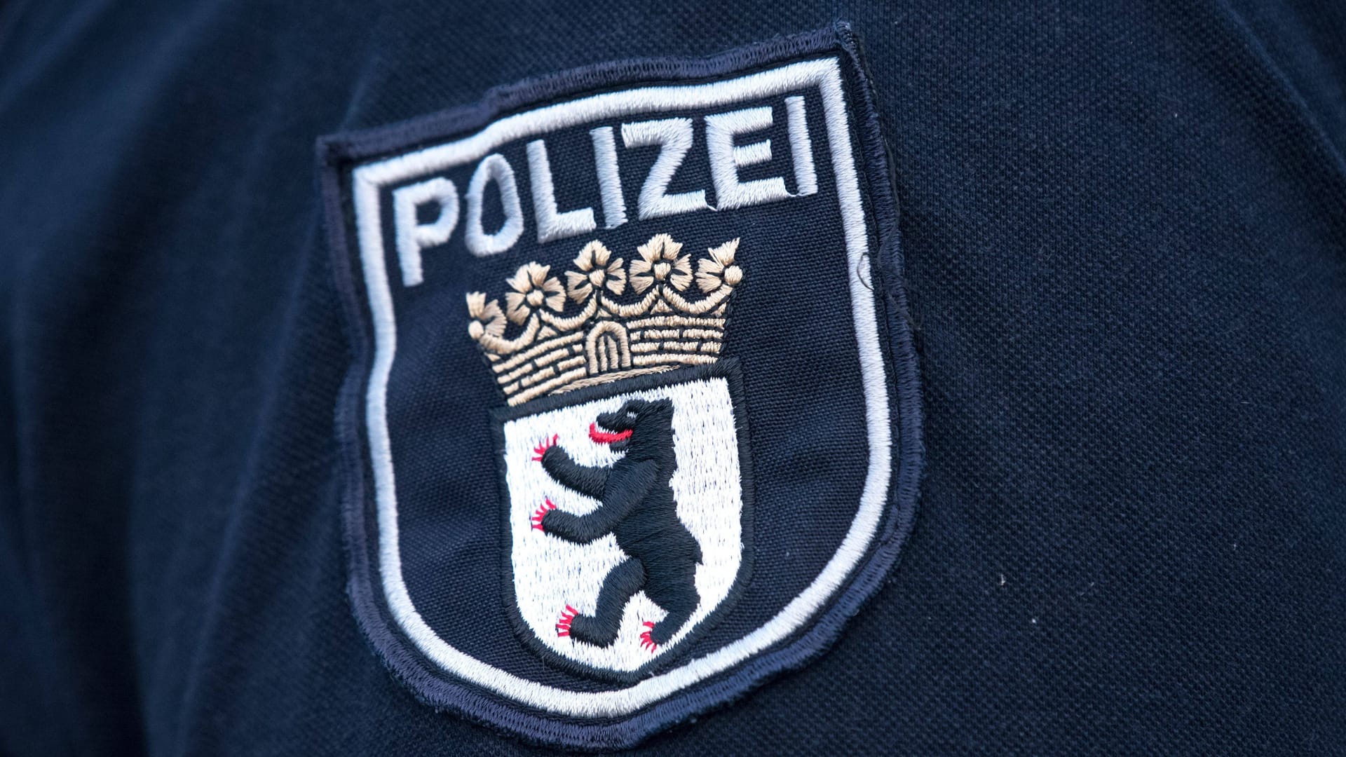 Logo der Berliner Polizei Deutschland, Berlin - 01.10.2020: Im Bild ist ein Abzeichen der Berliner Polizei an einem Ärmel eines Polizisten zu sehen. Berlin Bundestag Berlin Deutschland