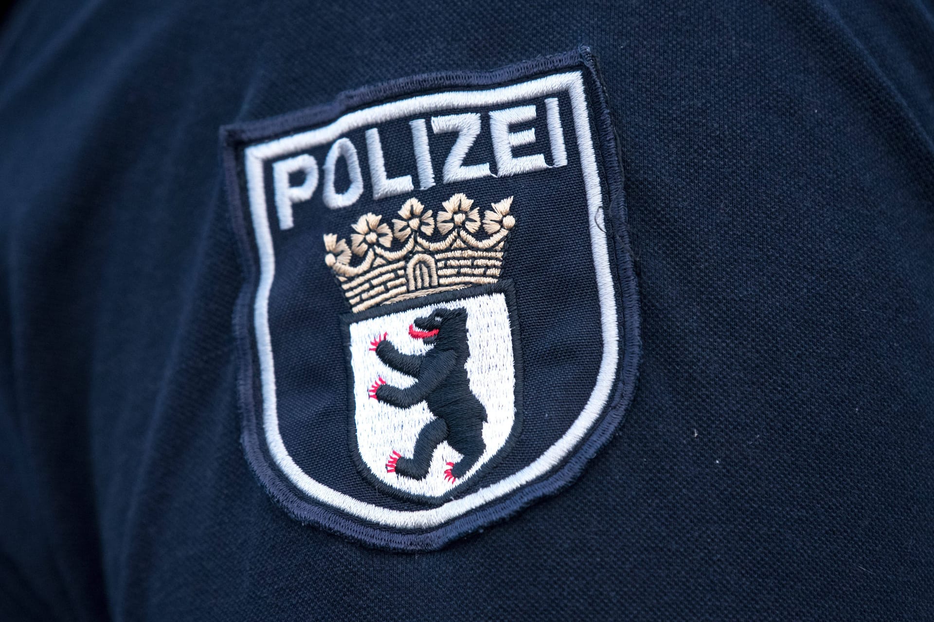Logo der Berliner Polizei Deutschland, Berlin - 01.10.2020: Im Bild ist ein Abzeichen der Berliner Polizei an einem Ärmel eines Polizisten zu sehen. Berlin Bundestag Berlin Deutschland