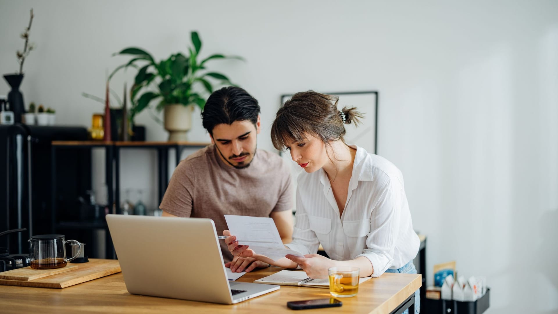 Paar kümmert sich um die Kündigung von Verträgen.