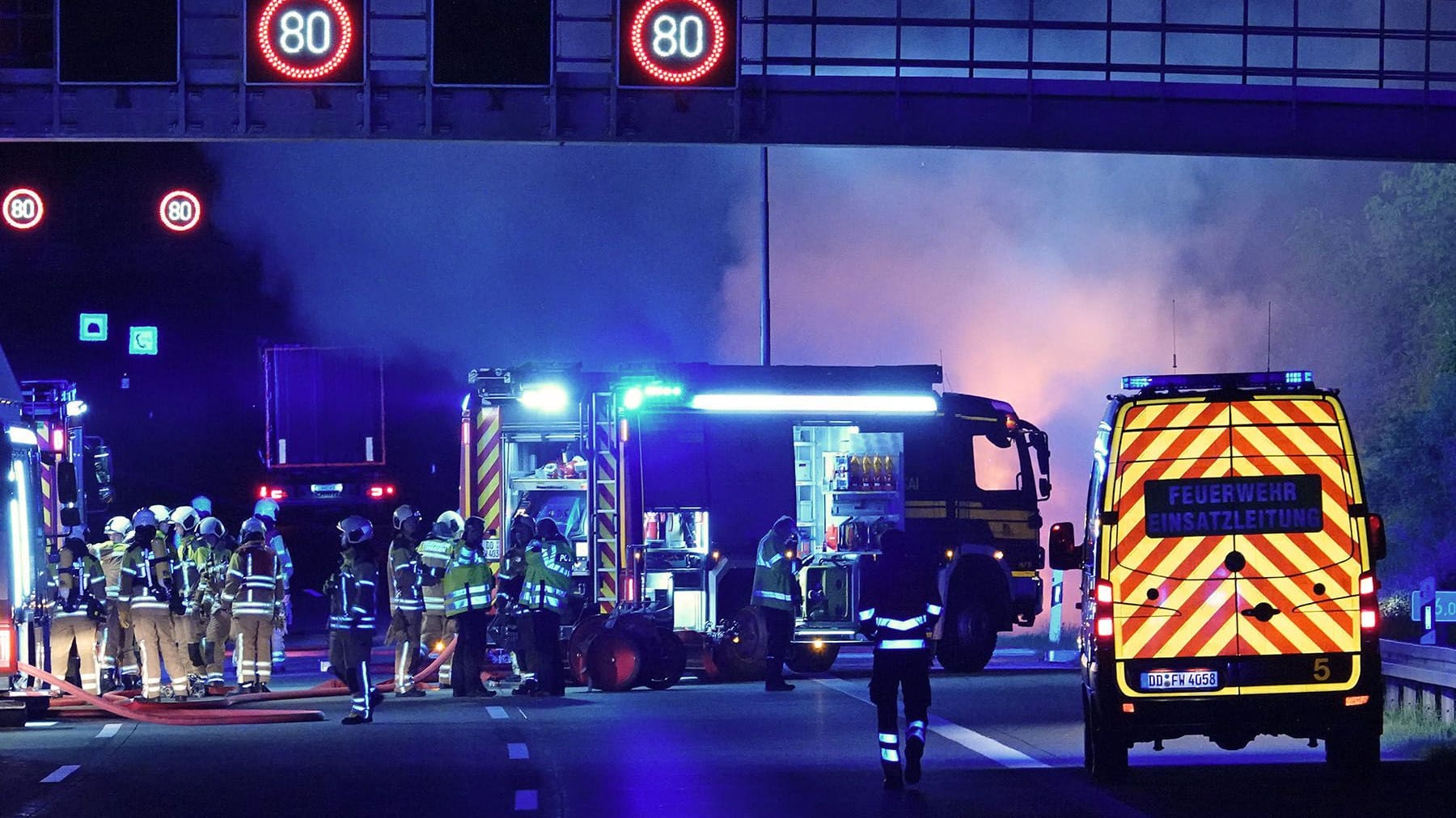 Einsatz auf der A17 bei Dresden: In der Nacht zum Dienstag brannte ein Lkw.