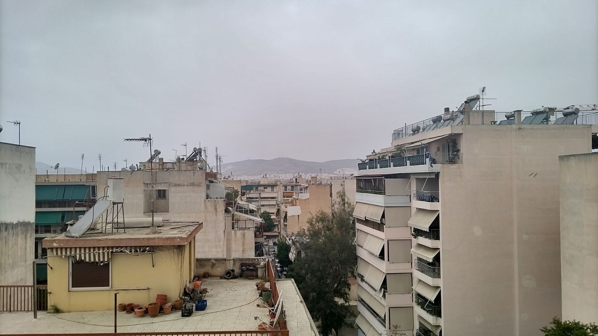Schlechte Sicht in Athen am Freitag: Der Saharastaub, den "Ines" in die Ägäis gebracht hat, sorgt auch für einen mauen Ausblick auf die griechische Metropole.