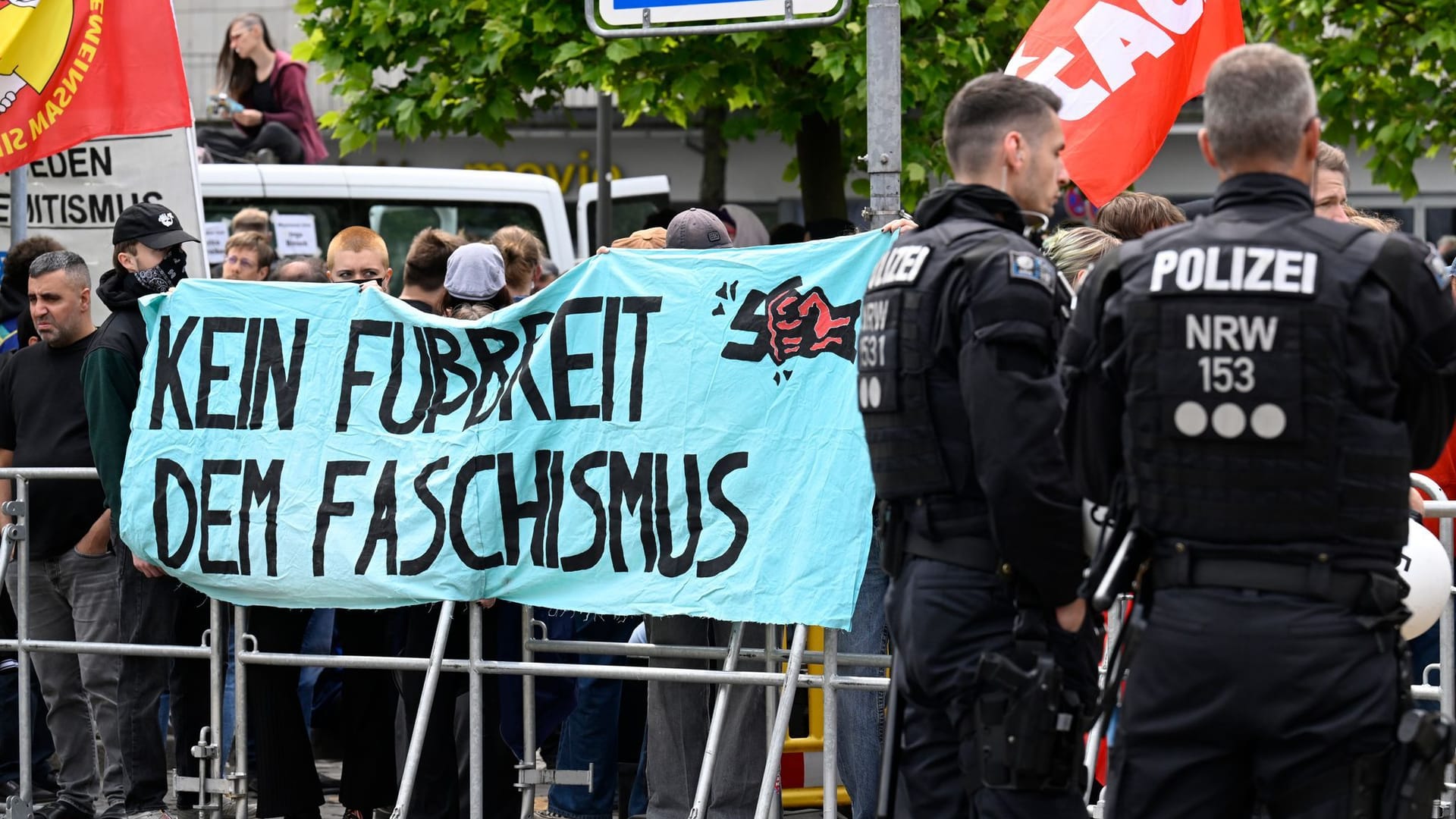 Antifaschisten gegen Neonazis: friedliche Kundgebungen Antifaschisten gegen Neonazis: friedliche Kundgebungen