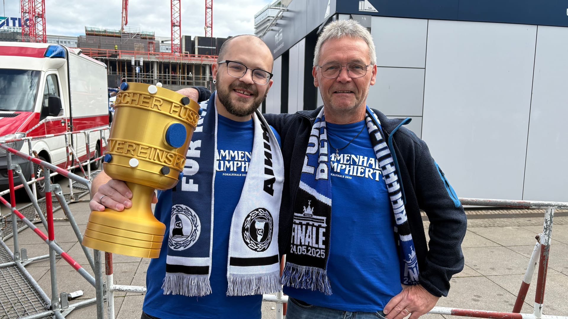 DFB-Pokal schon in der Hand: Tim(links) und Stefan sind aus Vlotho angereist.