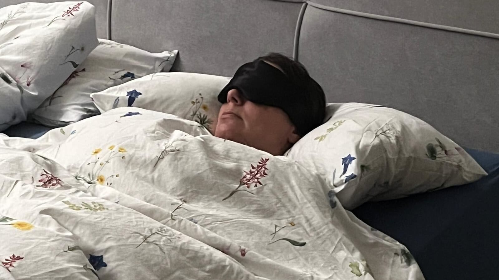 Da das Licht oft zu hell für Birgit ist und ihre Fatigue verschlimmert, muss sie regelmäßig auch tagsüber eine Schlafmaske tragen.