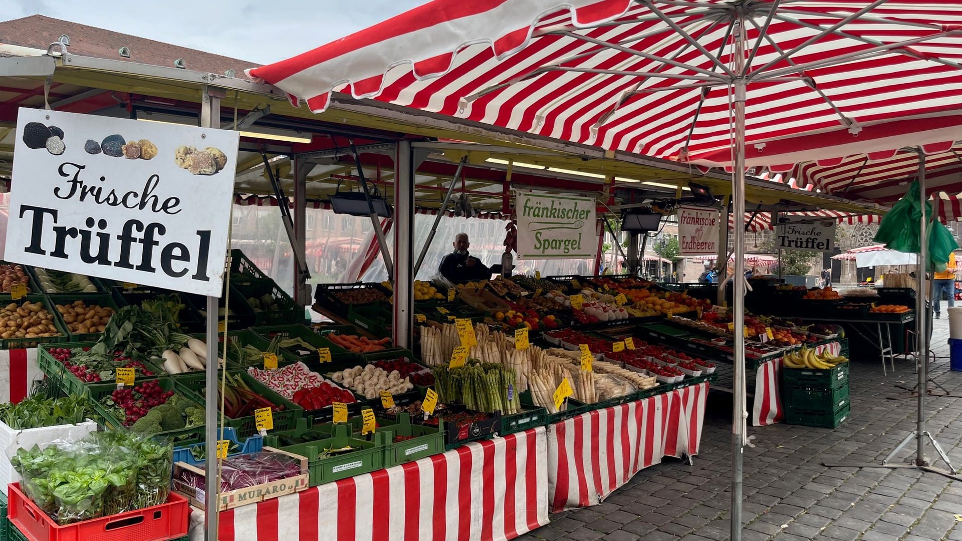 Auf dem Hauptmarkt in Nürnberg ist nach der Spargel- nun die Erdbeersaison eingeläutet.