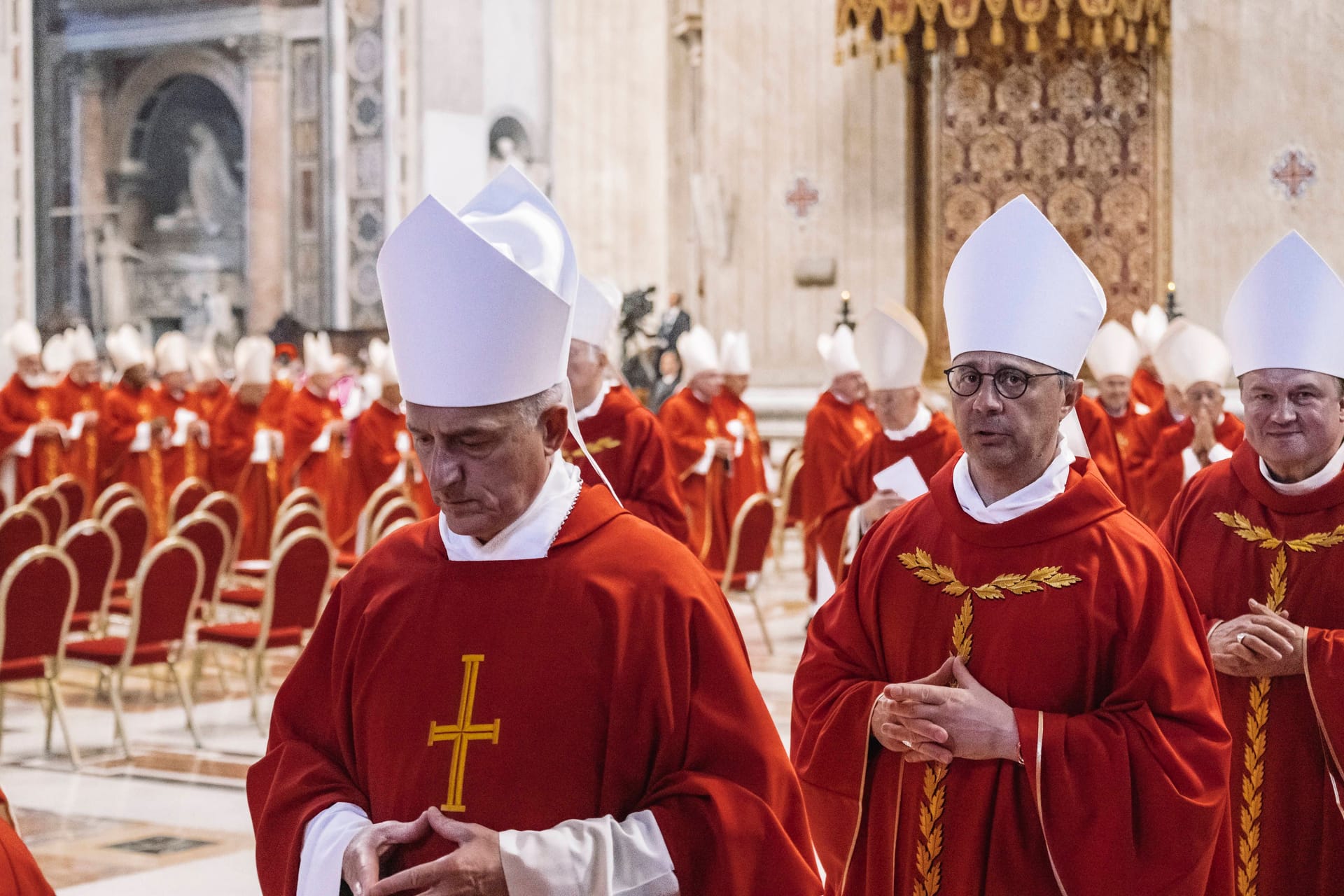 Kardinäle verlassen eine Novendiales-Messe für Papst Franziskus im Petersdom: Beim Konklave wird sich entscheiden, wer von ihnen der nächste Papst wird.
