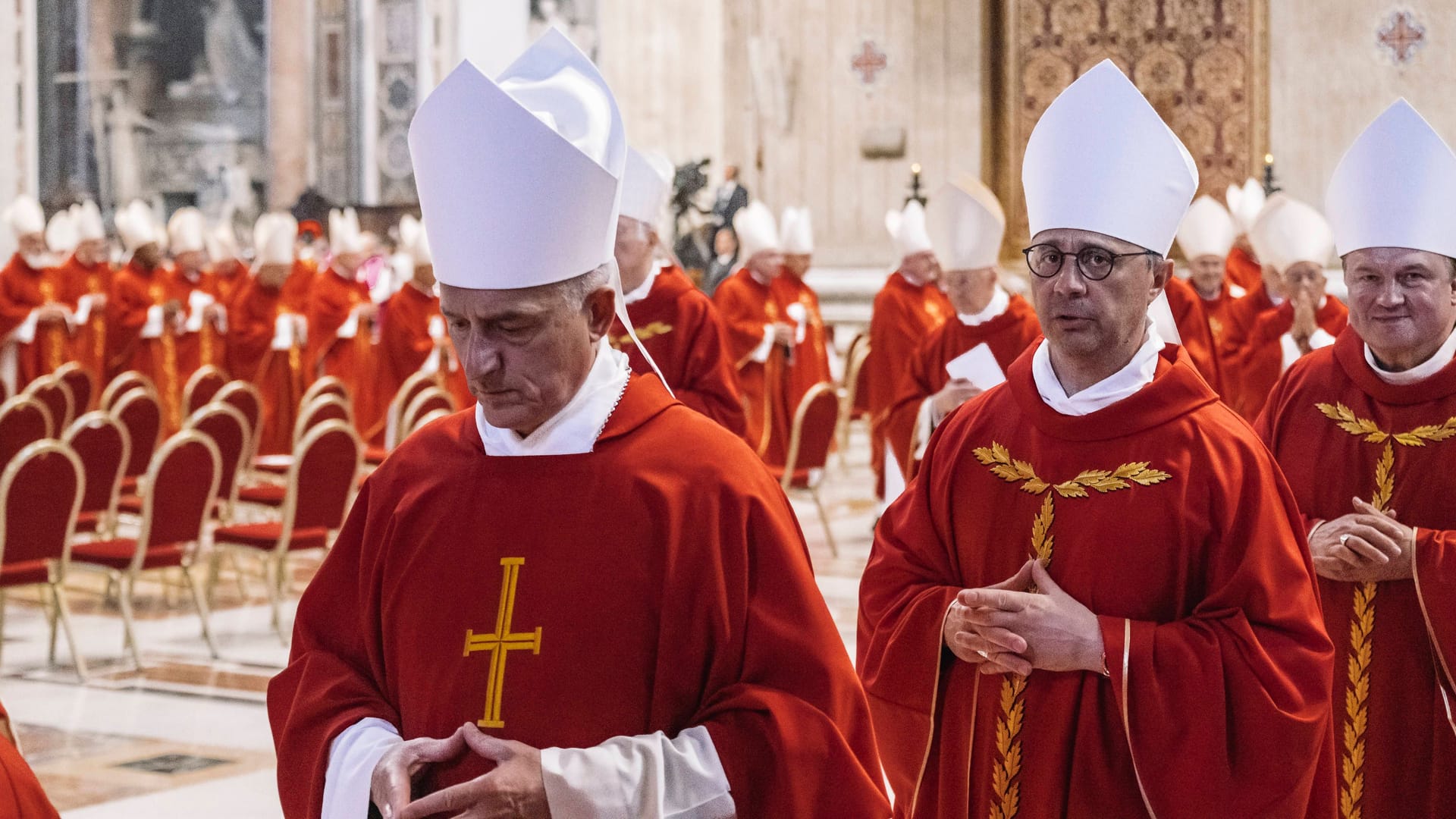 Kardinäle verlassen eine Novendiales-Messe für Papst Franziskus im Petersdom: Beim Konklave wird sich entscheiden, wer von ihnen der nächste Papst wird.