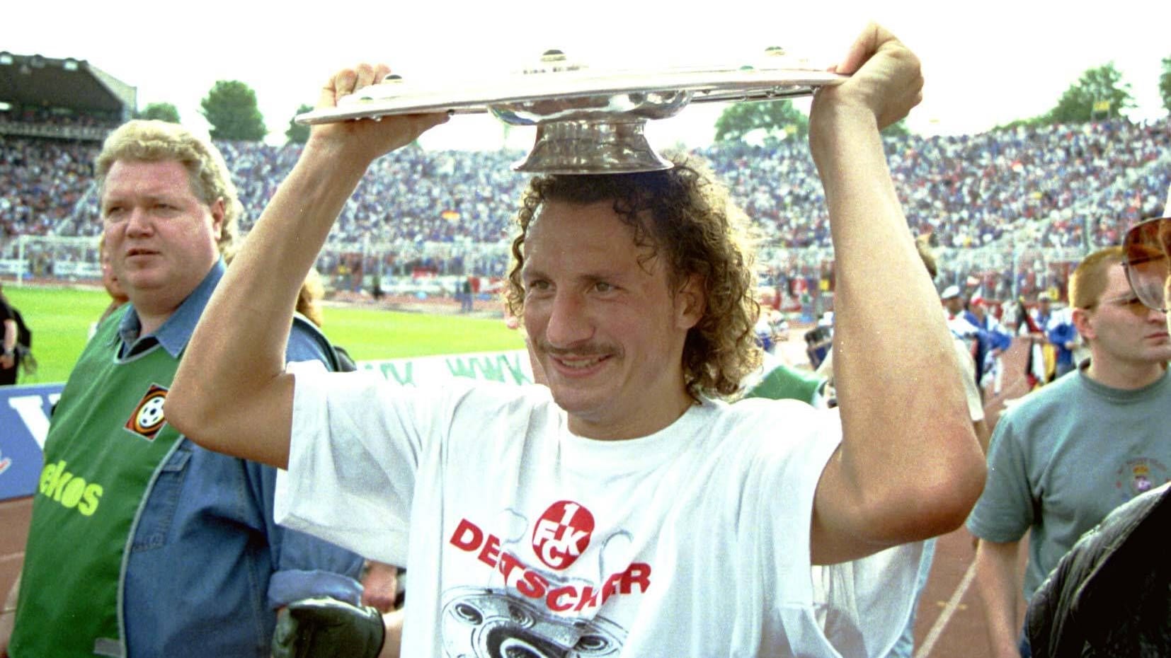 Harry Koch hält jubelnd die Meisterschale in seinen Händen. Mit dem 1. FC Kaiserslautern gelang ihm 1998 eine der größten Sensationen der Bundesliga-Geschichte.