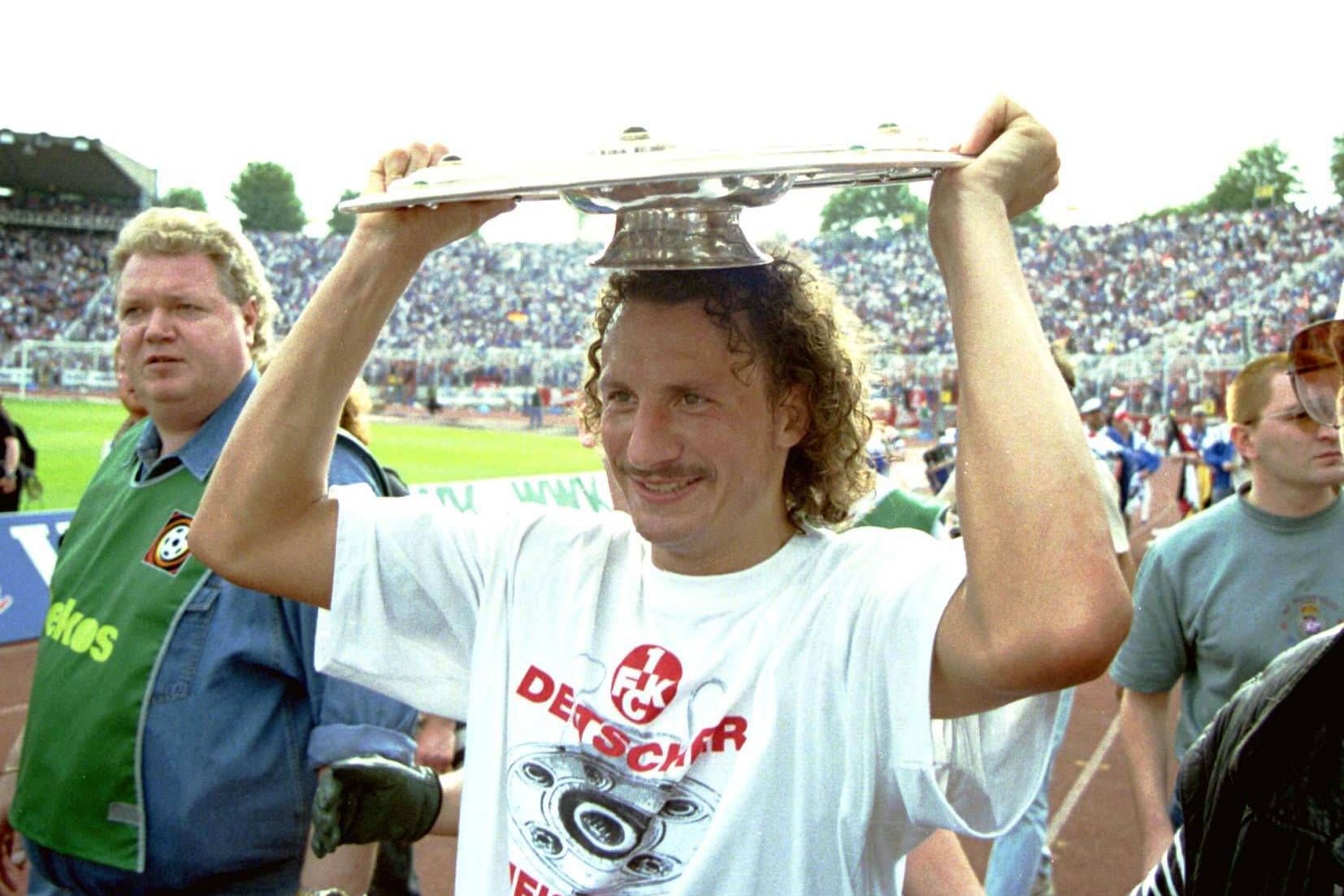 Harry Koch hält jubelnd die Meisterschale in seinen Händen. Mit dem 1. FC Kaiserslautern gelang ihm 1998 eine der größten Sensationen der Bundesliga-Geschichte.