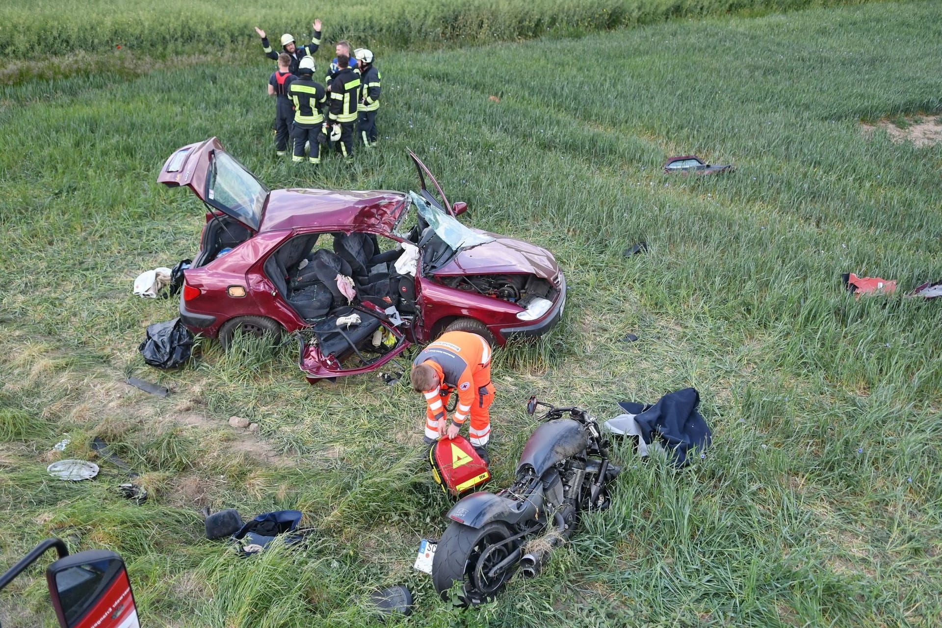 Nahe Nürnberg hat sich am Sonntagnachmittag ein schwerer Unfall mit zwei Toten und drei Schwerverletzten ereignet.