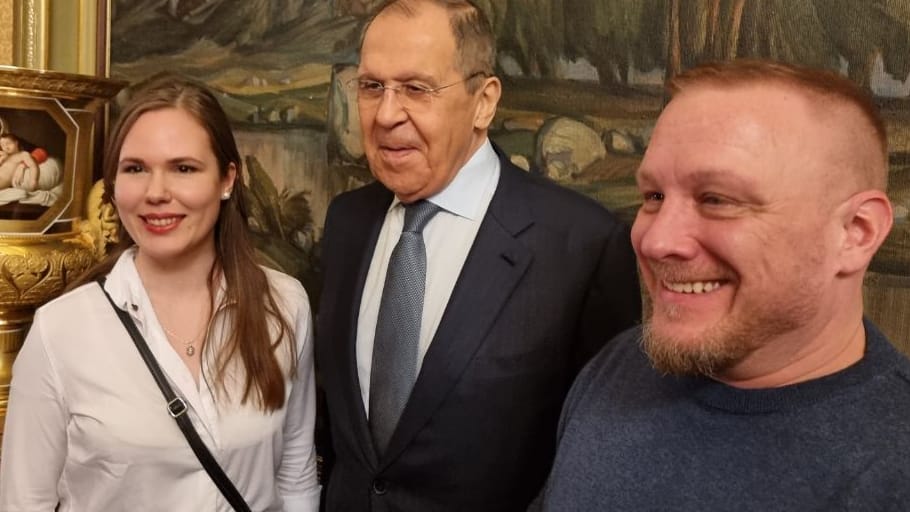 Sanktioniert: Die Deutschen Alina Lipp und Thomas Röper, hier mit dem russischen Außenminister Sergej Lawrow.
