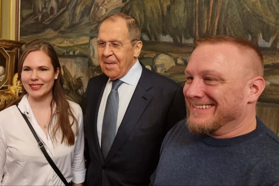 Sanktioniert: Die Deutschen Alina Lipp und Thomas Röper, hier mit dem russischen Außenminister Sergej Lawrow.