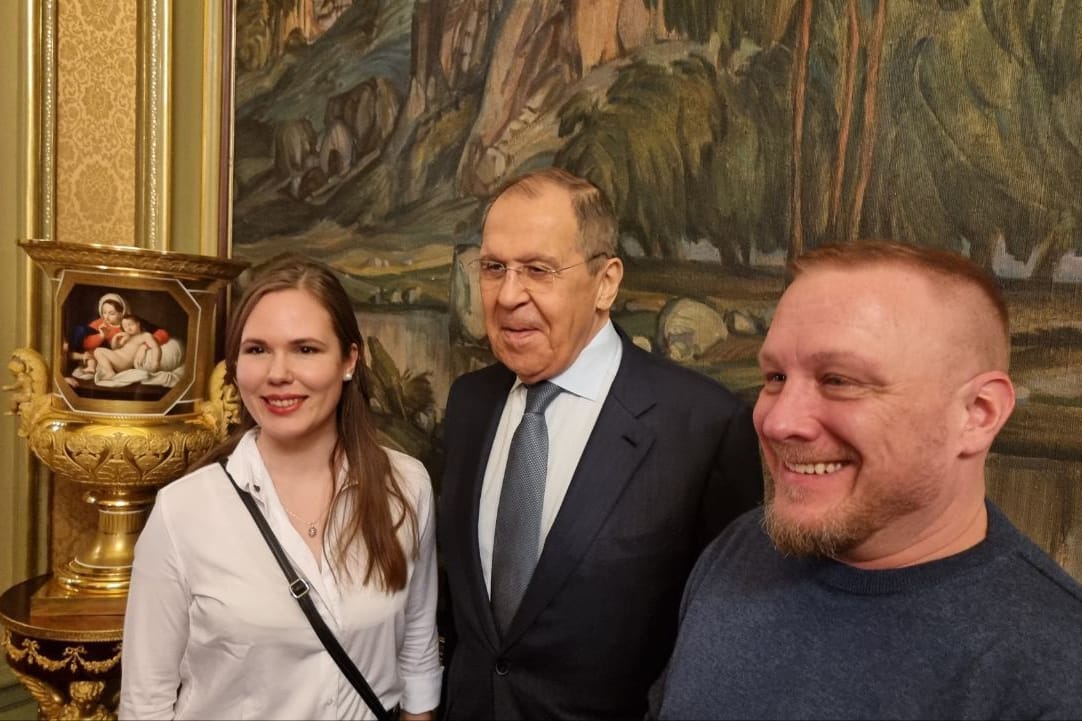 Sanktioniert: Die Deutschen Alina Lipp und Thomas Röper, hier mit dem russischen Außenminister Sergej Lawrow.