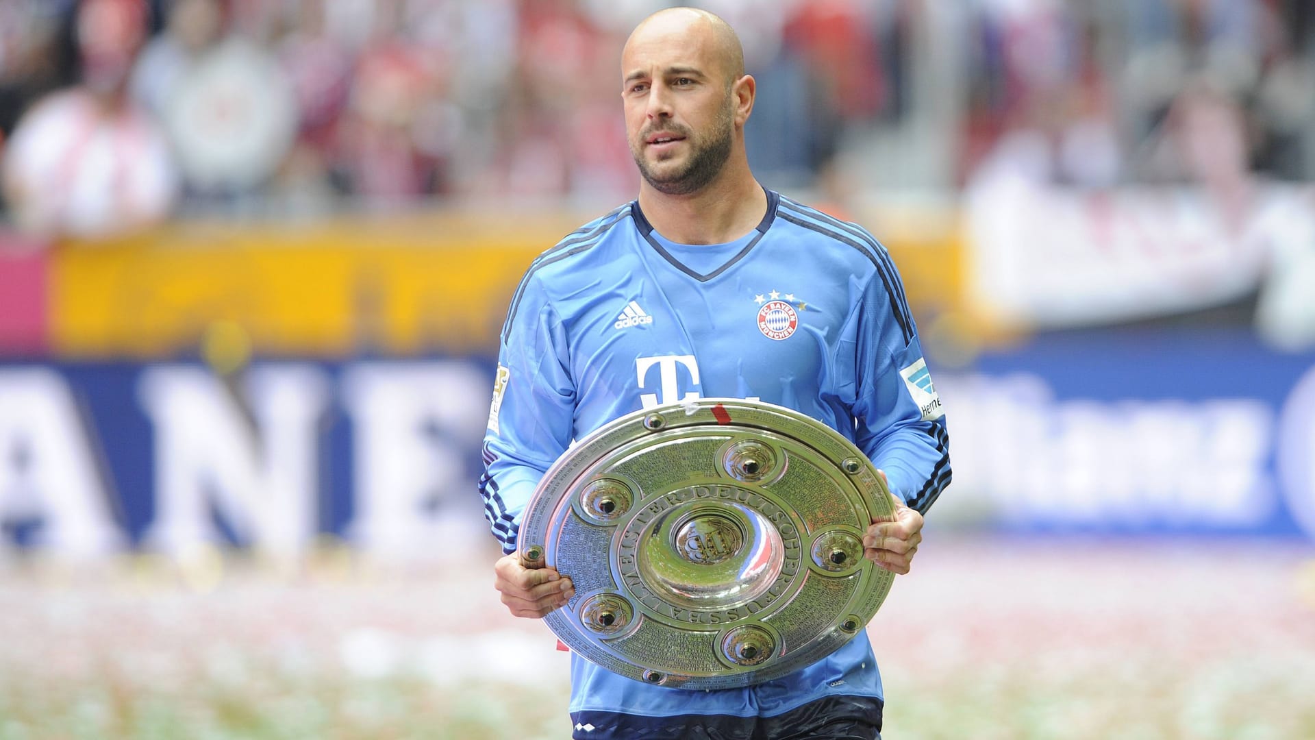 Pepe Reina mit der Meisterschale.
