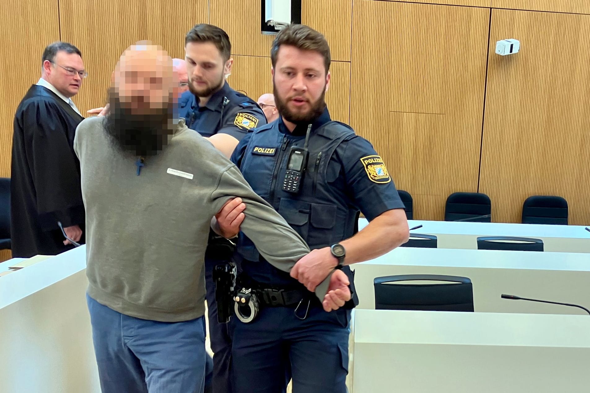 Dieter S. wird beim Prozessauftakt am Dienstagmorgen von Polizeibeamten in den Saal geführt. Dieter S. wird beim Prozessauftakt am Dienstagmorgen von Polizeibeamten in den Saal geführt.