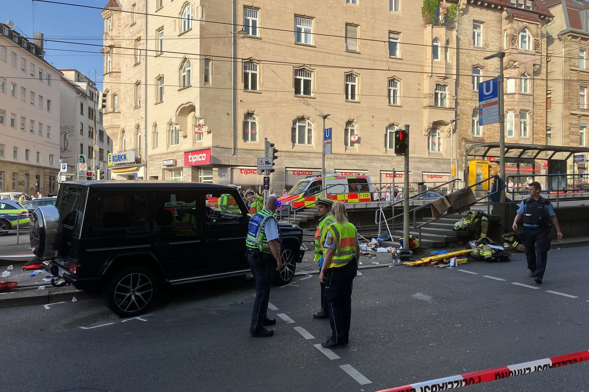 Auto fährt in Personengruppe
