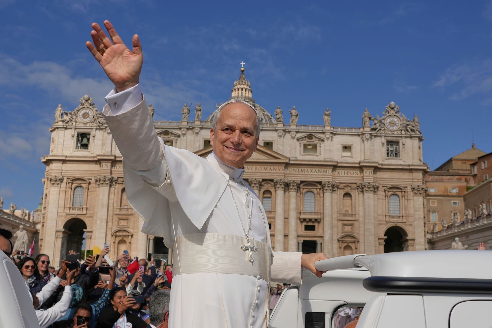 Papst Leo XIV: Der neue Papst grüßt die Gläubigen bei seiner feierlichen Amtseinführung.