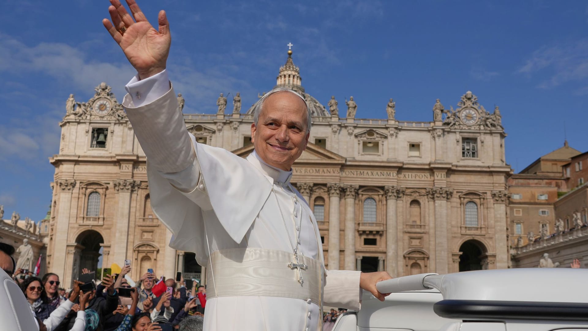 Papst Leo XIV: Der neue Papst grüßt die Gläubigen bei seiner feierlichen Amtseinführung. Papst Leo XIV: Der neue Papst grüßt die Gläubigen bei seiner feierlichen Amtseinführung.
