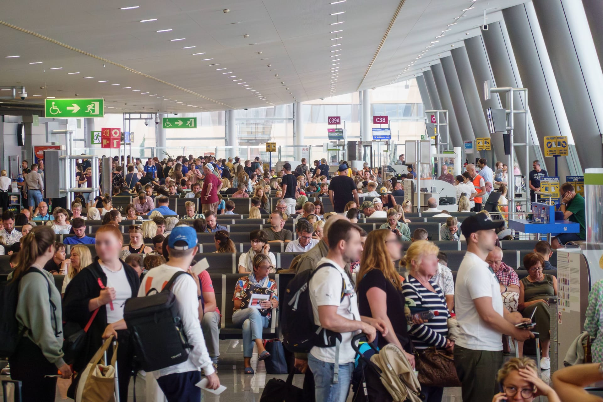 Flughafen Palma de Mallorca: Viele Urlauber warten darauf, das Flugzeug zu boarden.
