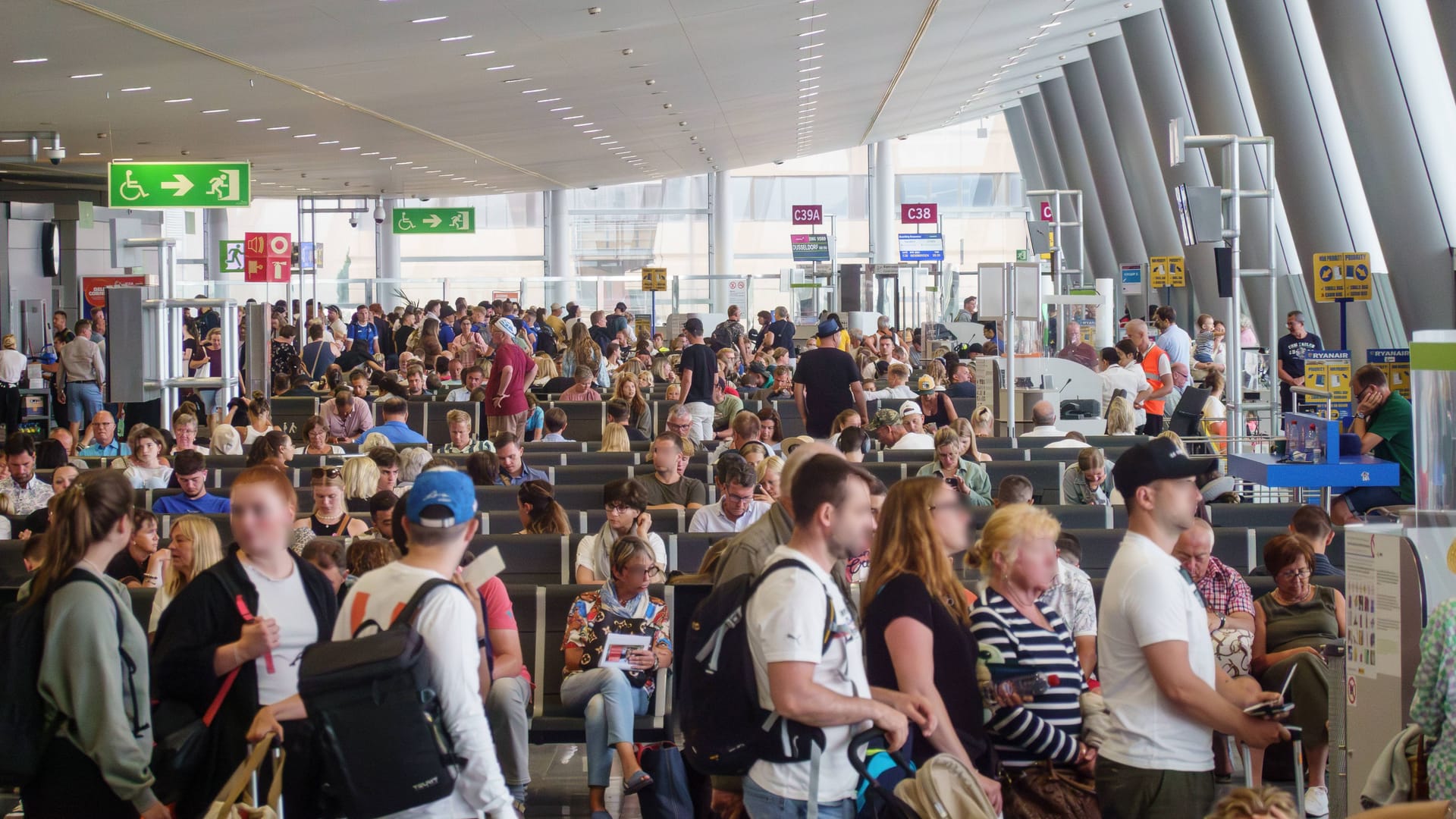 Flughafen Palma de Mallorca: Viele Urlauber warten darauf, das Flugzeug zu boarden.