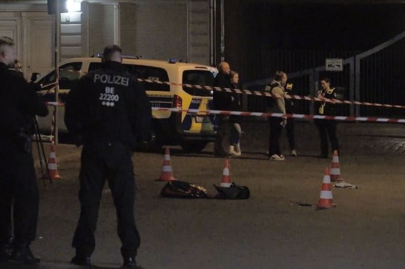 Polizisten stehen an einer Absperrung im Berliner Bezirk Neukölln: Der Polizist schwebte zwischenzeitlich in Lebensgefahr und wurde in einem Krankenhaus notoperiert.