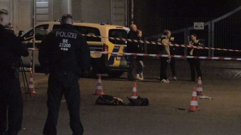 Polizisten stehen an einer Absperrung im Berliner Bezirk Neukölln: Der Polizist schwebte zwischenzeitlich in Lebensgefahr und wurde in einem Krankenhaus notoperiert.