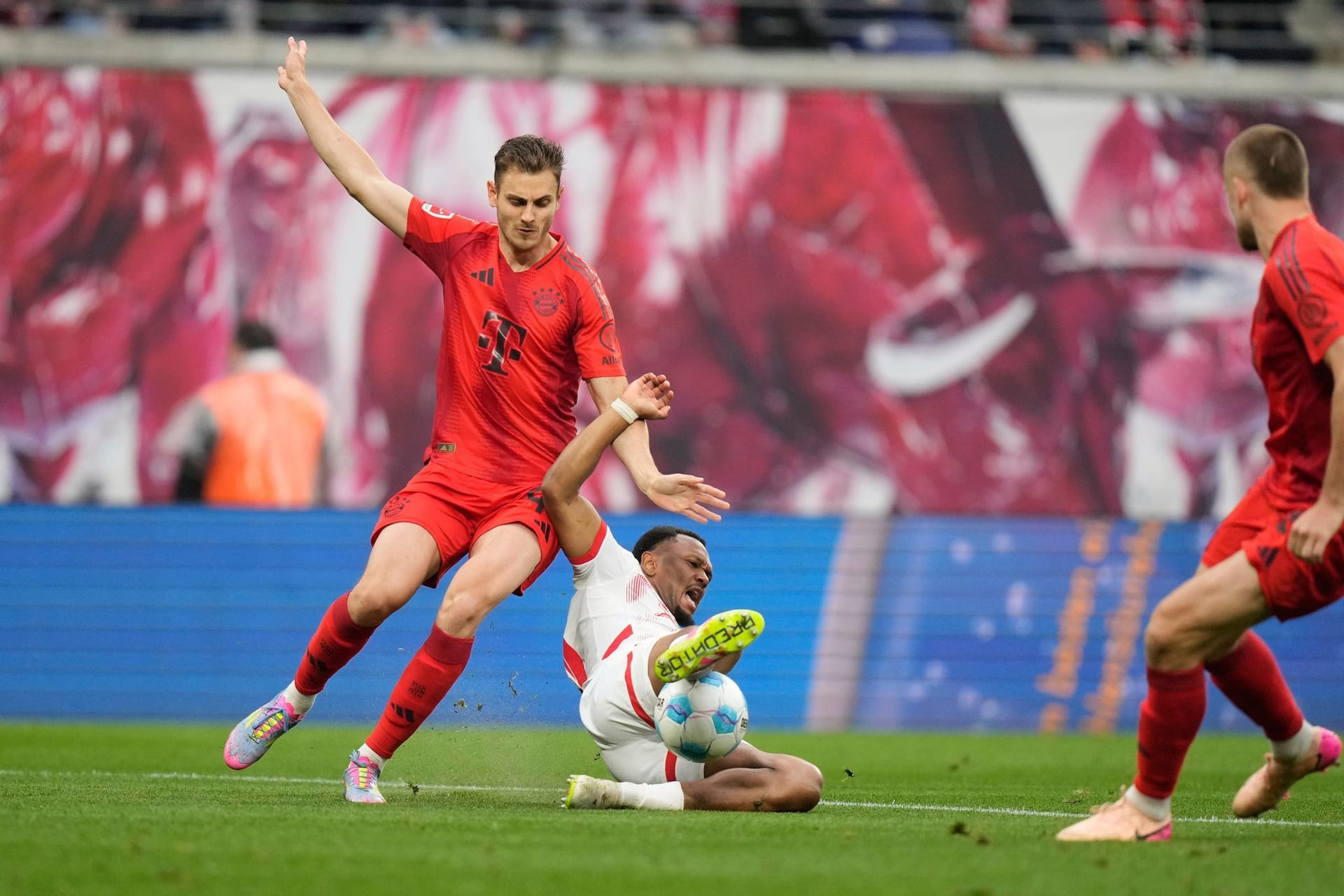 Josip Stanišić: Hatte teilweise Probleme mit Openda (5.). Verpasste es trotz Diers gestenreicher Anweisung, beim 0:1 auf den Torschützen rauszurücken. Machte nicht sein bestes Spiel. Steigerte sich in Hälfte zwei. Sah aber beim 3:3 nicht gut aus. Note 4 Josip Stanišić: Hatte teilweise Probleme mit Openda (5.). Verpasste es trotz Diers gestenreicher Anweisung, beim 0:1 auf den Torschützen rauszurücken. Machte nicht sein bestes Spiel. Steigerte sich in Hälfte zwei. Sah aber beim 3:3 nicht gut aus. Note 4