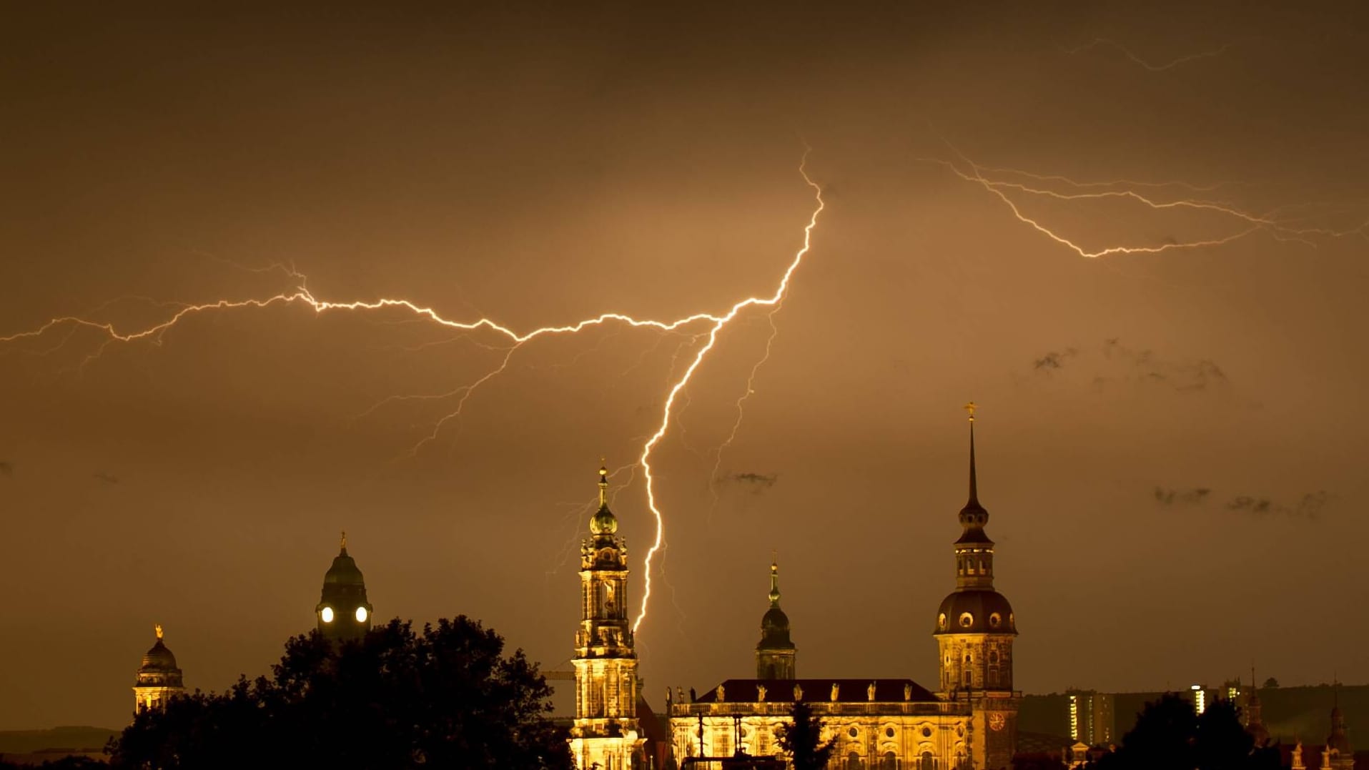 Blitze über der Frauenkirche in Dresden (Archivbild): 2024 gab es deutlich weniger Blitze als in den Vorjahren.