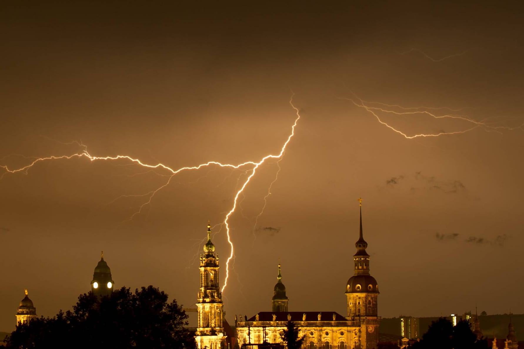Blitze über der Frauenkirche in Dresden (Archivbild): 2024 gab es deutlich weniger Blitze als in den Vorjahren.