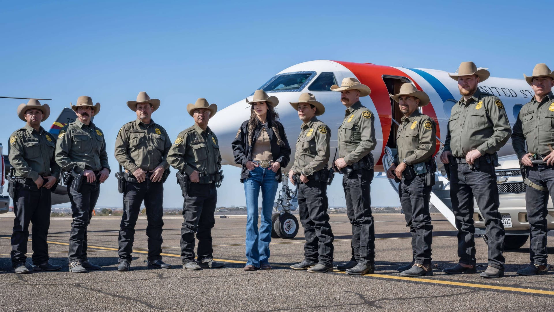 Kristi Noem mit Grenzschutzbeamten vor ihrer Gulf Stream in Texas. (Archivbild)