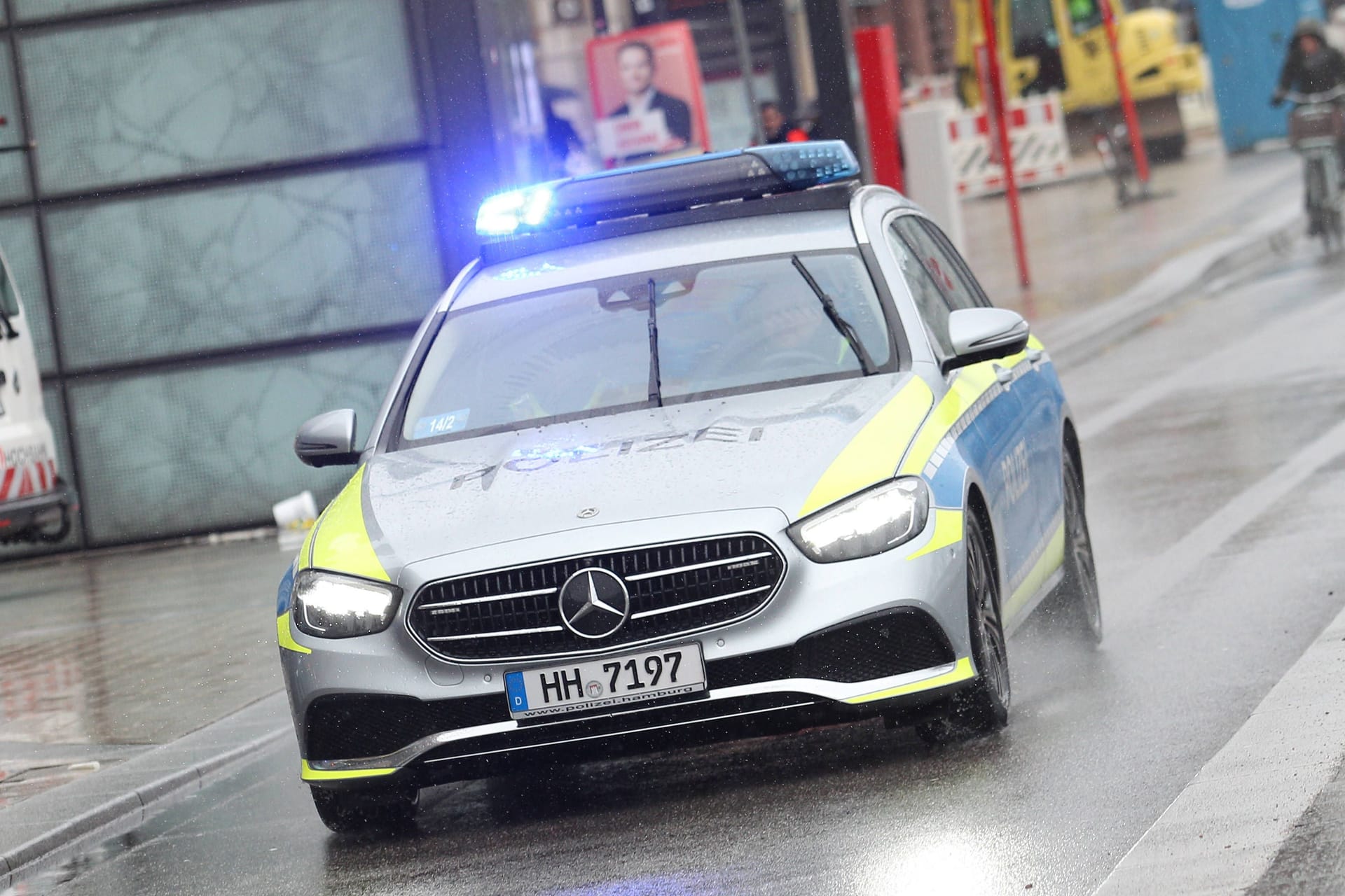 Einsatzwagen der Polizei Hamburg (Symbolfoto): In Lokstedt wird gegen einen 15-Jährigen ermittelt.