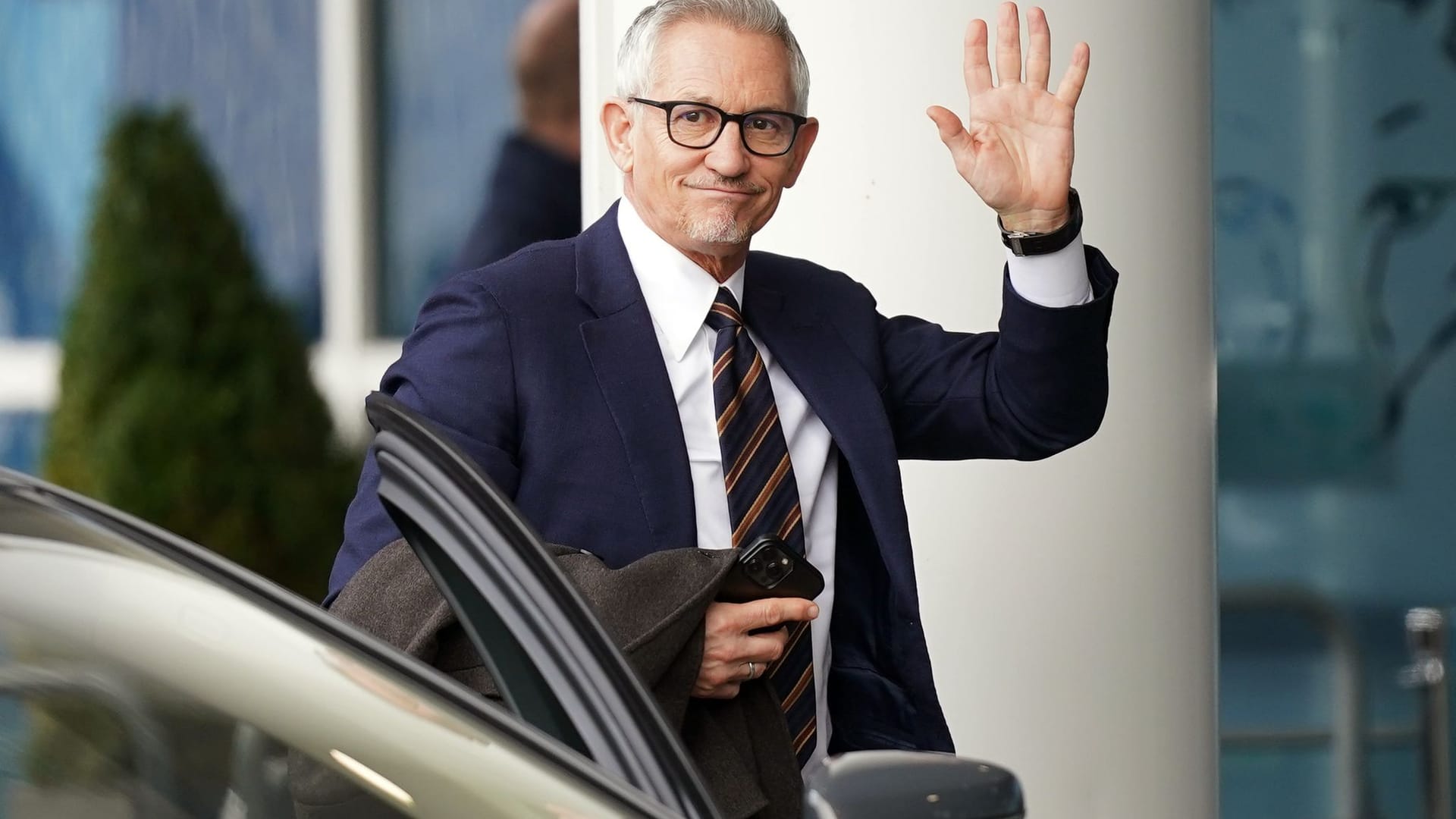 TV-Moderator Gary Lineker mit emotionalem BBC-Abschied TV-Moderator Gary Lineker mit emotionalem BBC-Abschied