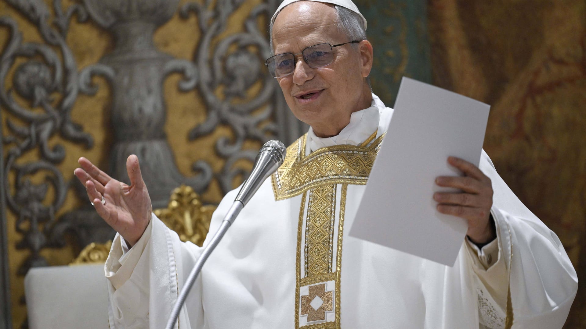 Papst Leo XIV. bei seiner ersten Messe in der Sixtinischen Kapelle im Vatikan.
