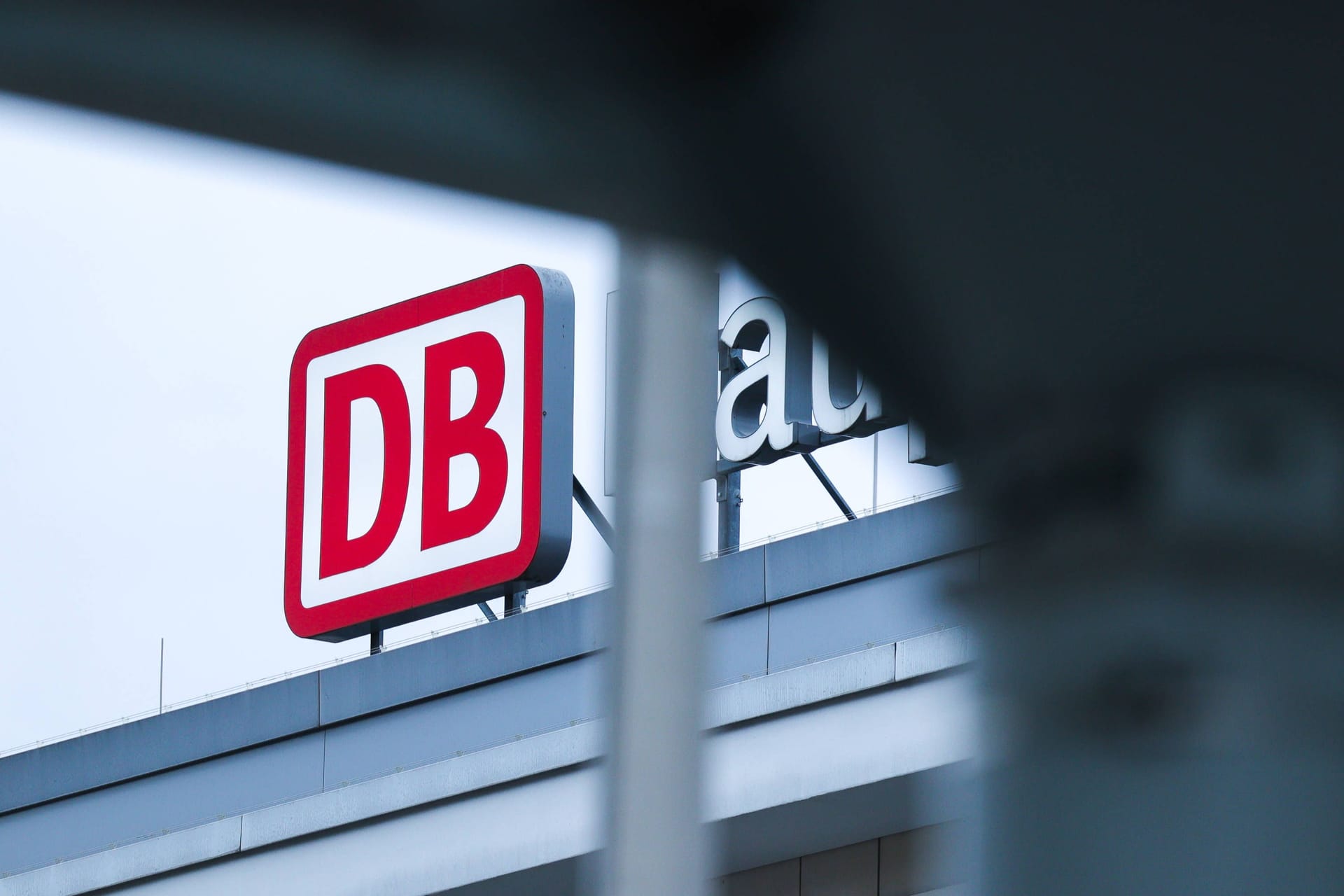 Ein DB-Schild auf einem Bahnhof: Derzeit ist eine Phishing-Mail im Namen der Bahn im Umlauf.
